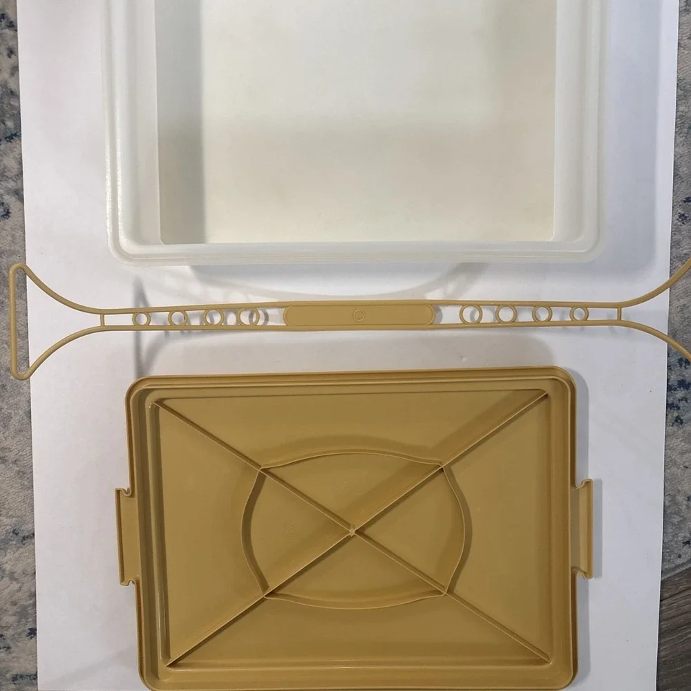 Tupperware Rectangular Cake Taker W/Handle Gold 15
